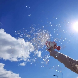 Pištola za mehurčke z LED svetlobo – rožnat raketni mehurčkomet