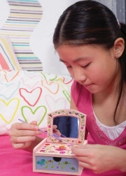 Izdelava in barvanje kozmetične skrinjice