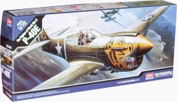 Academy Curtiss P-40E Warhawk plastični model letala