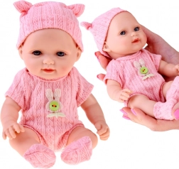 Ljubka dojenčkova punčka 26 cm v pletenih pajackih s kapico