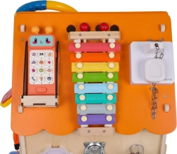 Večnamenska interaktivna lesena hišica