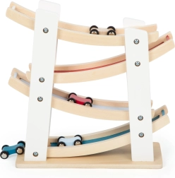 Lesena kaskadna dirkalna steza