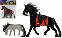 Igrača konj s sedlom in žrebetom