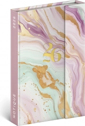 Tedenski dnevnik Rožnati marmor z magnetnim zapiranjem 2026