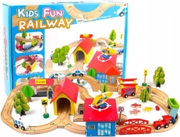 Lesena vlakovna proga z avtomobili in dodatki