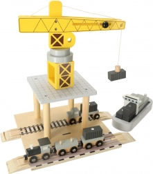 Leseni žerjav na pristanišču z ladjo in avtomobili