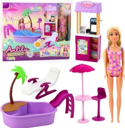 Lutka ANLILY na plaži z bazenom in stojničo z napitki
