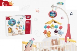 Vrtiljak nad posteljico z daljinskim upravljanjem in projektorjem