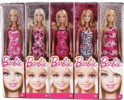 Barbie punčka v trendnih oblekah