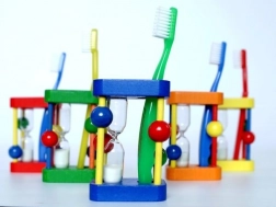 Stojalo za zobno ščetko s peščenimi urami HESS