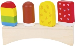 Pisani leseni sladoledi na stojalu