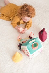 Tekstilna hišica Lilliputiens s pravljico O volku in treh prašičkih