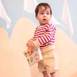 Lesena plošča z aktivnostmi za potovalne dogodivščine