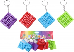 Obesek z motivom križci in krožci