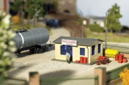 Piko Hobby trgovina z olji Günther – komplet za sestavljanje H0