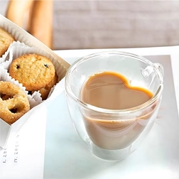 Steklen vrč v obliki srca 250 ml z dvojno steno, toplotno odporno borosilikatno steklo