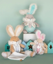 Plišasti zajček s ropotuljico in držalom za dudo 21 cm