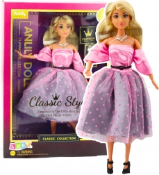 Punčka Anlily v svetlo rožnatih oblekah s pikami in gibljivimi okončinami