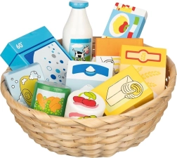 Lesena nakupovalna košara s živili za otroke