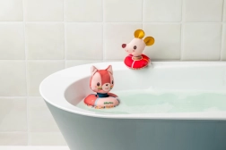 Lilliputiens vodna igrača mucka Jeanne in miška