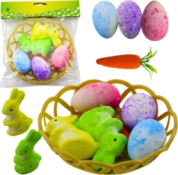 Velikonočna dekoracija s košarico z zajčki, jajci in korenjem