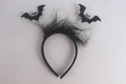 Naglavni trak z netopirji in peresi