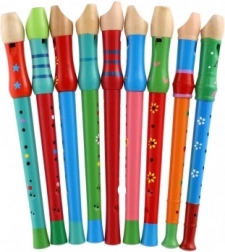 Lesena flavta z barvitim dizajnom