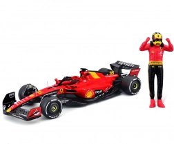 kovinski model bburago ferrari sf23 1:24 s figurico voznika