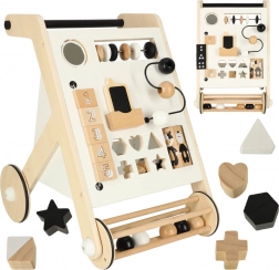 Leseni hodulja z interaktivno tablo in škatlo za razvrščanje
