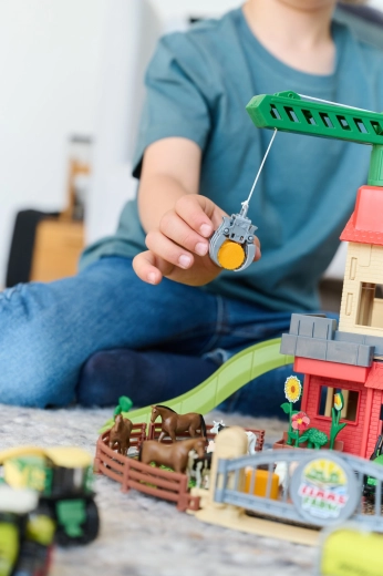 Funkcionalni žerjav s škripecem za dvigovanje tovora