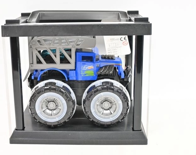 Monster truck v kletki z majhnim avtomobilčkom