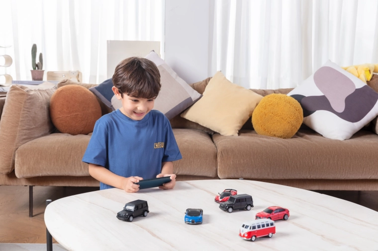 Upravljanje prek Bluetooth 5.0 in 2,4 GHz