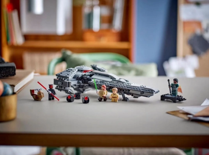 Maul’s speeder fits in the cockpit
