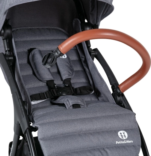 Udobje za otroka: prostoren sedež ter nastavljiv naslon za hrbet in noge