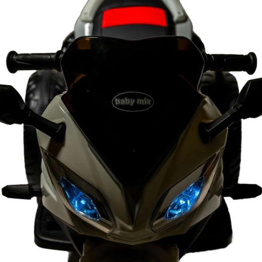 LED žarometi in stabilna trikolonska konstrukcija