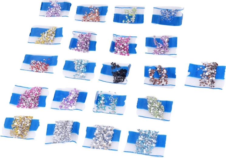 Več kot 3000 bleščečih kamenčkov