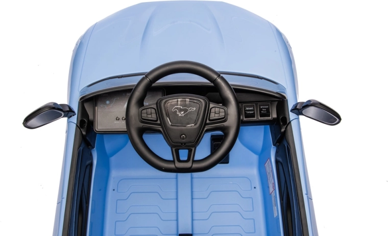 Upravljalne tipke na volanu in notranjost