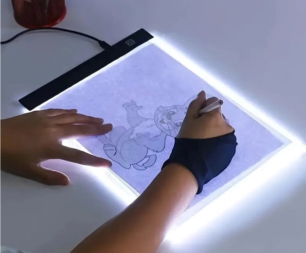 3 brightness levels for comfortable tracing