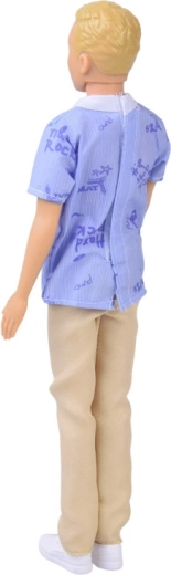 Stilen outfit s srajco in svetlimi hlačami