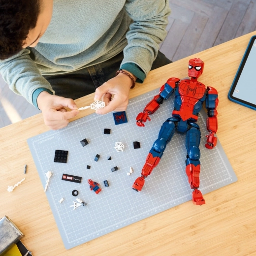 Minifigura, tablica z imenom in zabavno sestavljanje v LEGO Builder