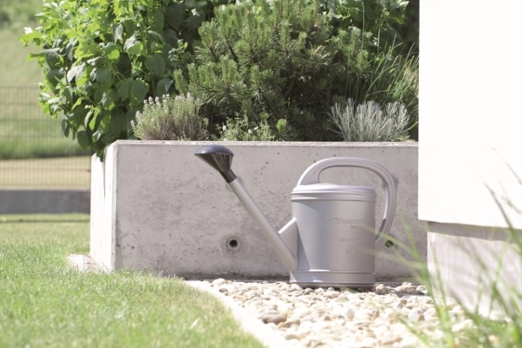 Ergonomska oblika za udobno nošenje in nalivanje