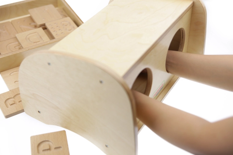 Dve odprtini za senzorično raziskovanje