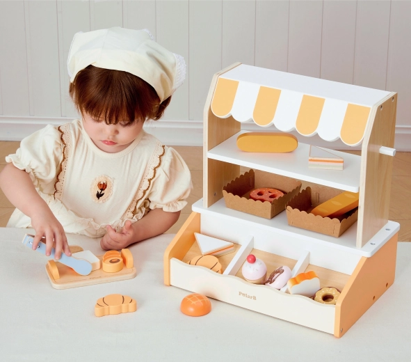 Realistična trgovinica z urejeno razporeditvijo