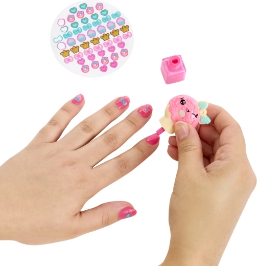 Lakiranje in okraševanje nohtov s prikupnimi nalepkami