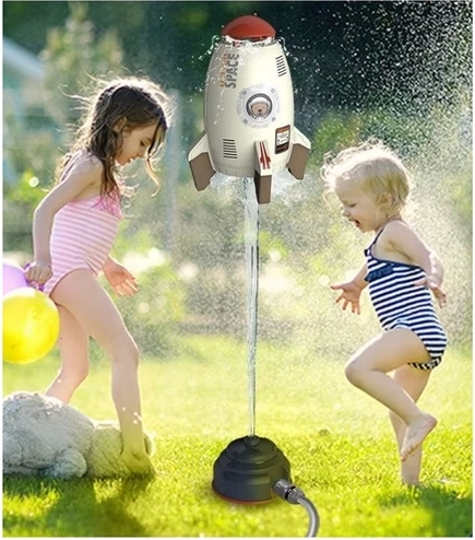 Vrteča se raketa, ki brizga vodo na vse strani