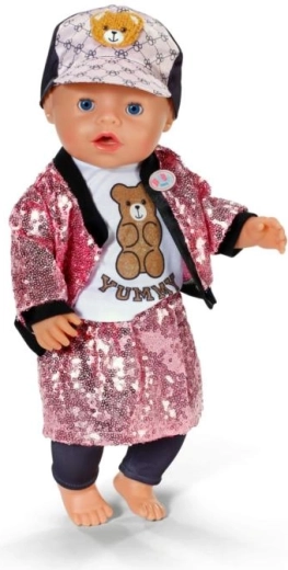 Enostavno oblačenje in realistični detajli