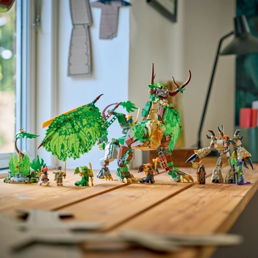 Bogat igralni prizor z mehom in drevesom