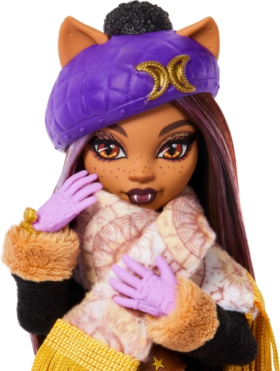 Clawdeen Wolf v zimskem slogu z dodatki