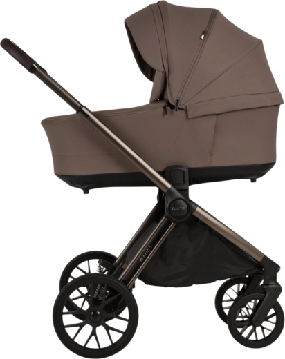 Foldable and well-ventilated carrycot