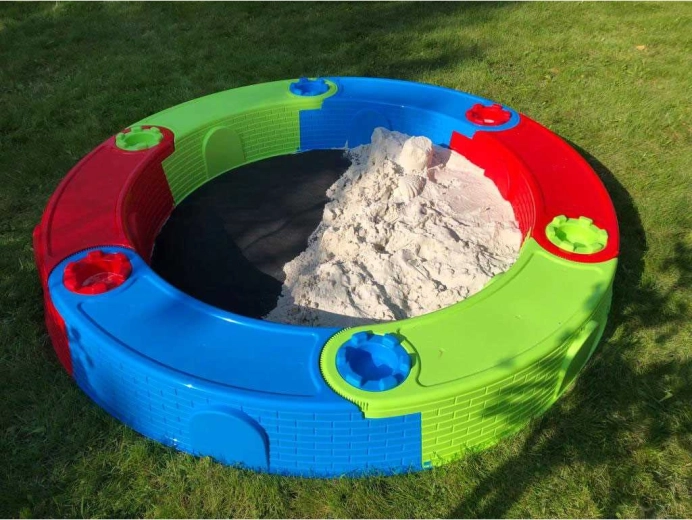 Zabava s peskom, žogicami in vodo